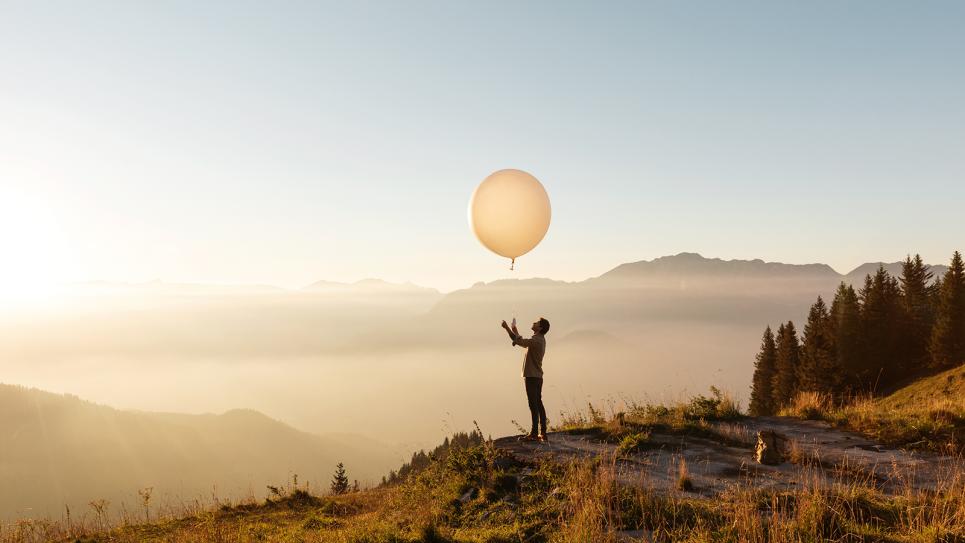 一位男士放飞带有无线电探空仪的气象气球